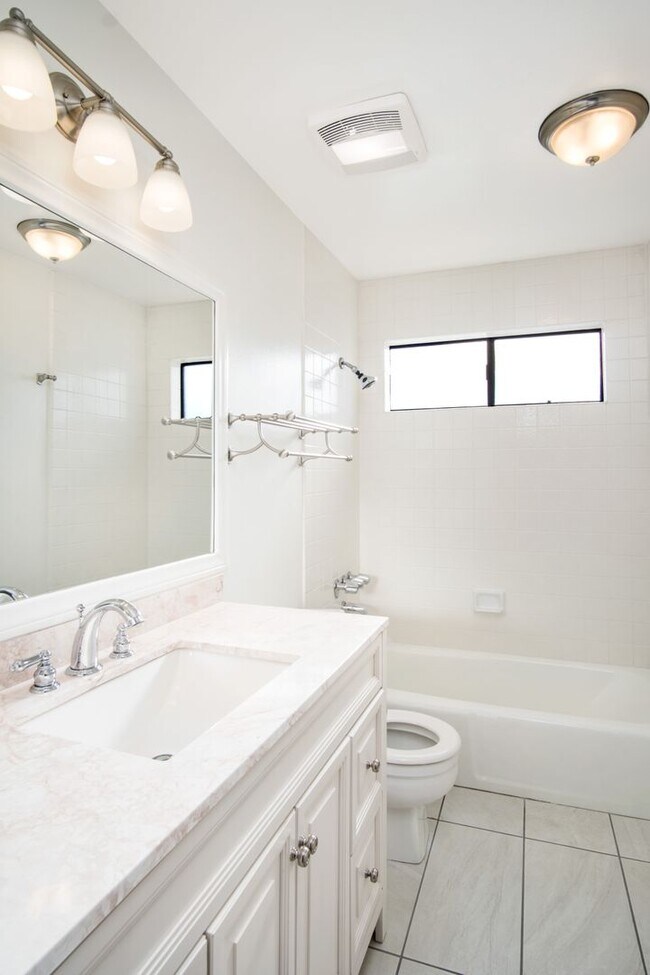 Foto del edificio - Newly renovated very bright 2 bed condo...
