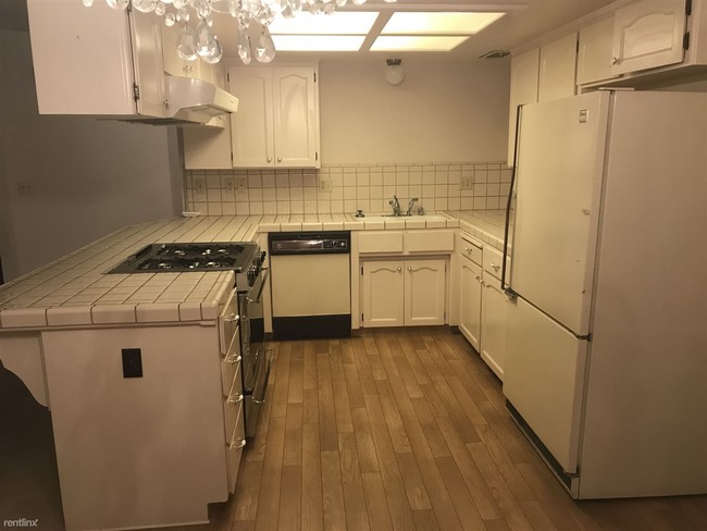 Building Photo - 650 Vine Ct