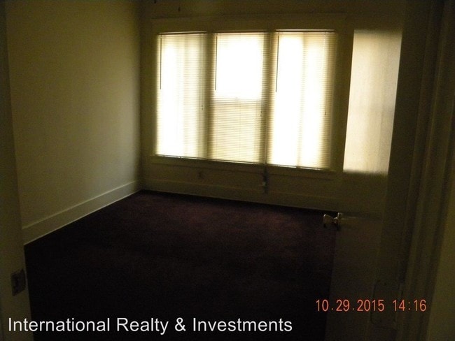 Building Photo - 1052 W 60th St