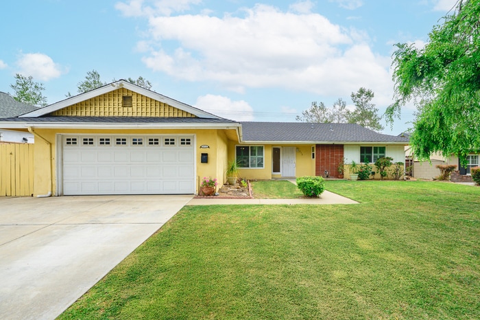 Foto principal - Beautifully Renovated 3BR/2BA Single-Story...