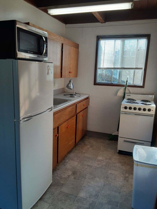 Building Photo - 805 Garibaldi Ave