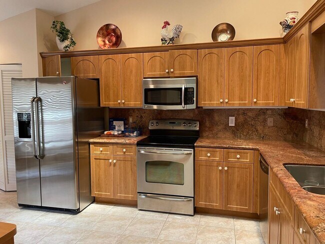 Building Photo - 5795 Royal Lake Cir