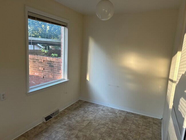 Zona de desayuno y ventana - 1420 W Ash St