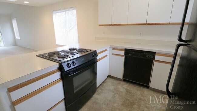Foto del edificio - Roomy One Level 2 Bdrm Duplex w/ Open Floo...