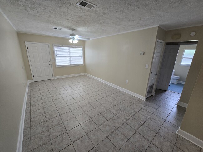 Foto del edificio - 3615 E 14th St
