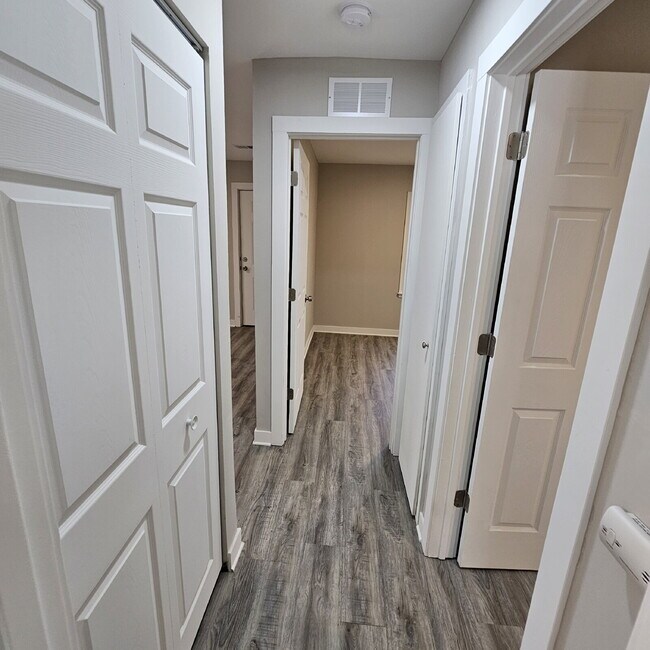 Foto del edificio - 2 bed, 1 bath renovated ranch. Kitchen has new cabinets, granite counters. All appliances, remode...
