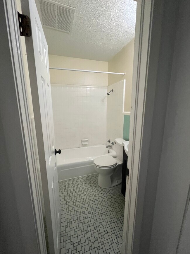 Building Photo - 636 N 39th St