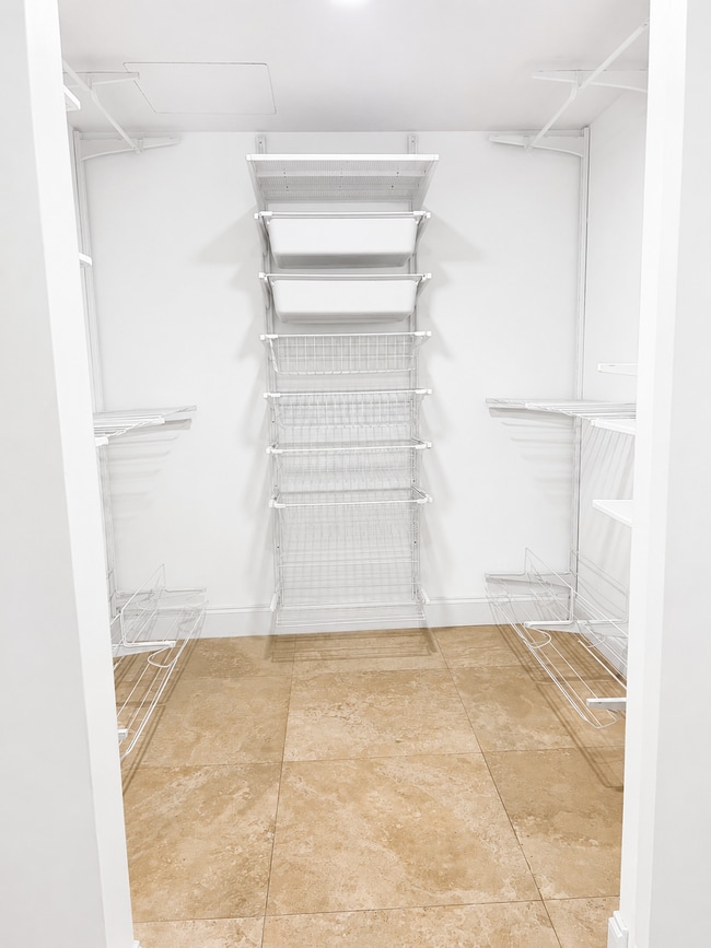 Vestidor - 1800 N Bayshore Dr