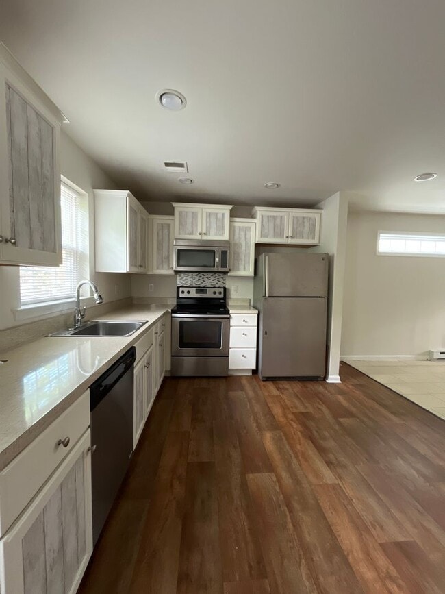 Building Photo - Stunning twin home located in West Bethlehem
