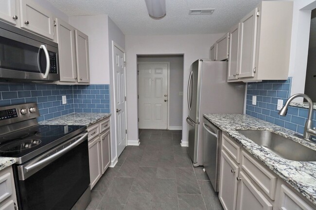 Building Photo - Beautifully updated condo for rent in hear...