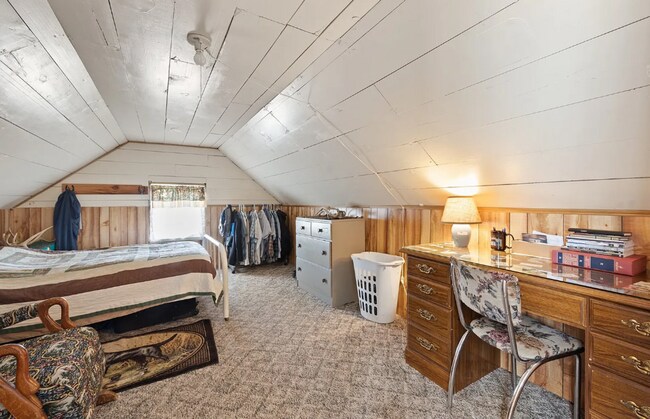 Building Photo - Live in Cove, country living with large sh...