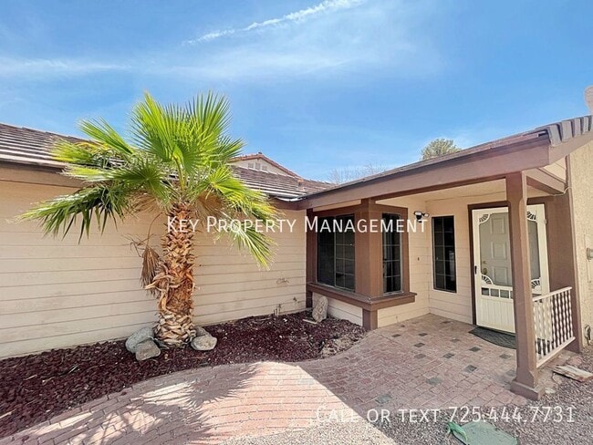 Building Photo - SINGLE STORY 3 BEDROOM 2 BATH HOME W/ 2 CA...