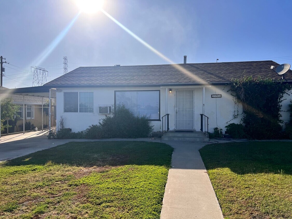 Foto principal - Spacious w/Large Yard!