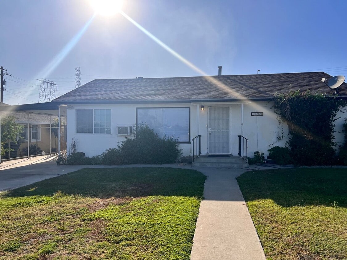 Primary Photo - Spacious w/Large Yard!