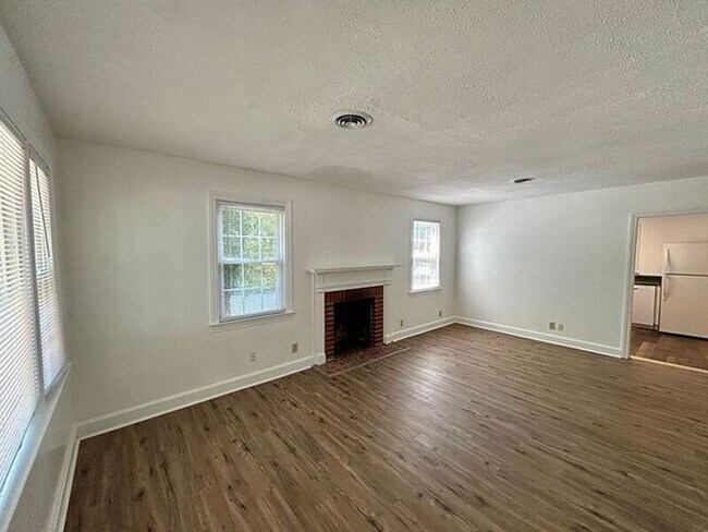 Foto del edificio - *Students Welcomed* 3 bedroom/ 1 bathroom- Indian Springs Road