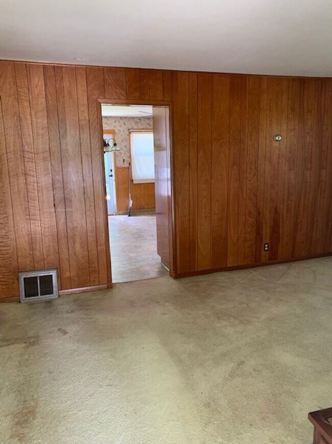 Building Photo - WEST 2 BEDROOM/1.5 BATHS