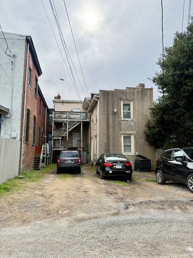 Foto del edificio - Spacious 3 bed 1 bath Near VCU, own laundry, deck, parking, porch