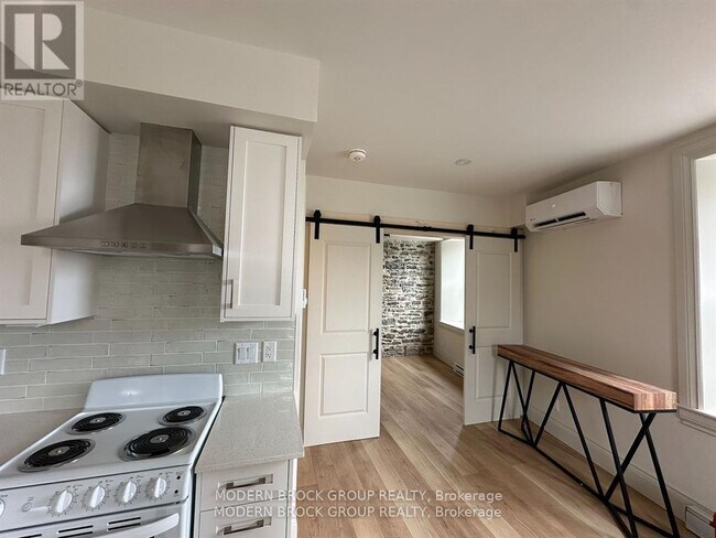 Photo du bâtiment - 5 Clothier St W