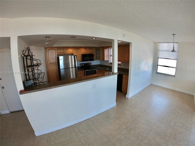 Building Photo - 1301 NE Miami Gardens Dr