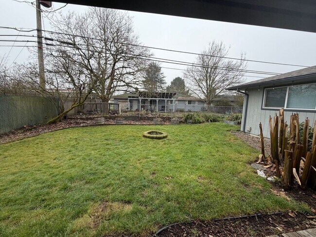 Foto del edificio - Must See 3 Bedroom with Fenced Yard!