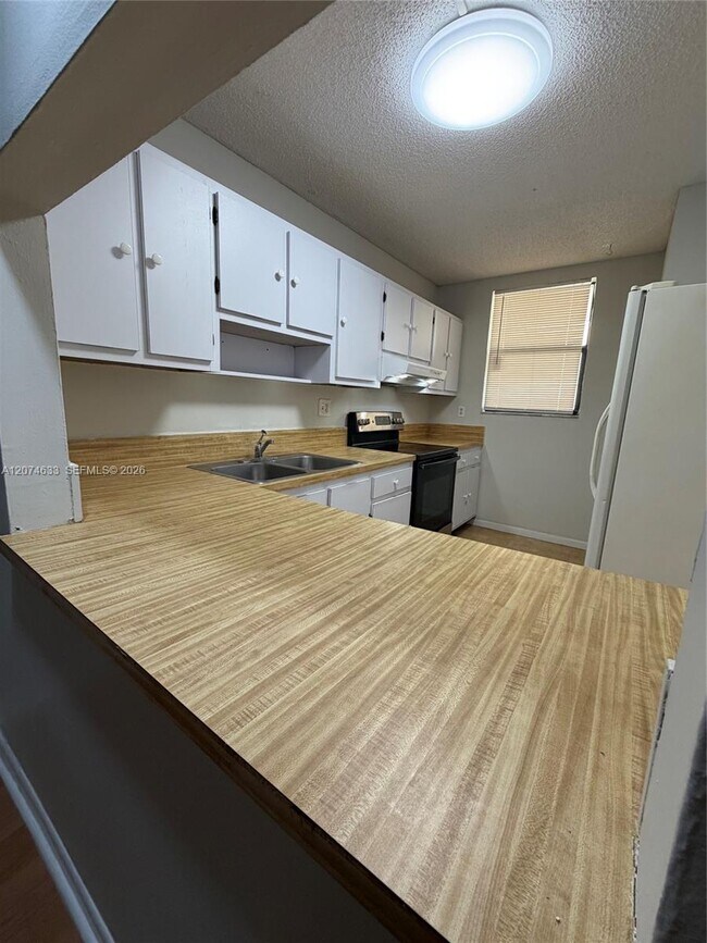 Foto del edificio - 8429 Forest Hills Dr