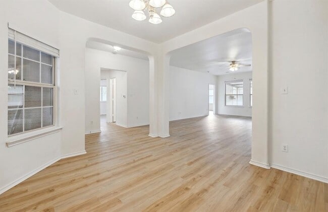 Building Photo - 1611 Sunnycrest Cir
