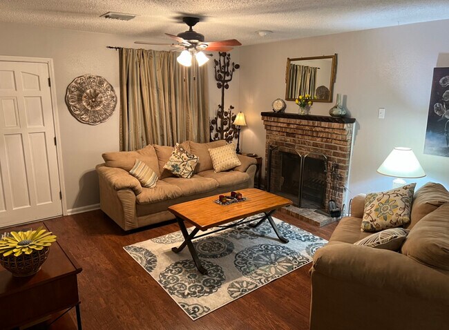 Acogedora sala de estar con televisor nuevo. - 451 Marion Ave