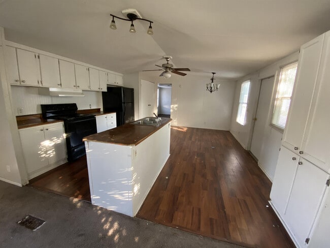 Building Photo - 8827 Deerwood Dr