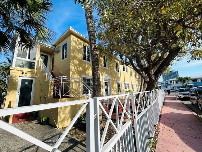 Foto del edificio - 7501 Byron Ave