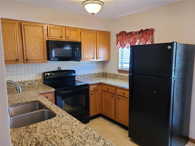 Building Photo - 16527 Carriage View Ct