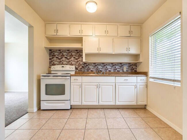 Foto del edificio - 3 Bedroom Home for Rent Near Tiger Stadium & Lakeland Regional!