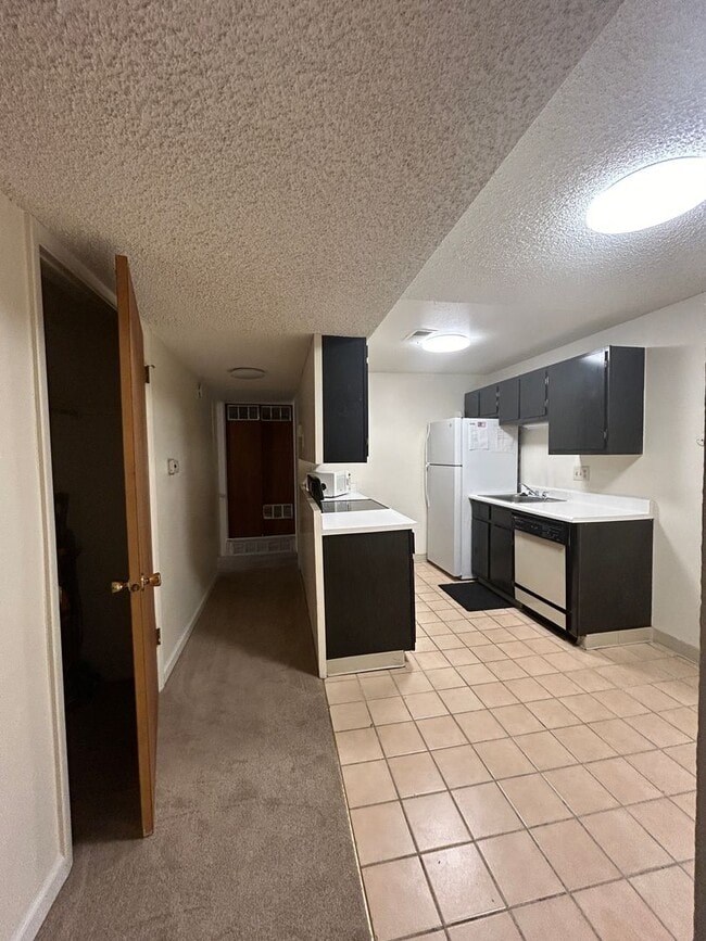 Building Photo - Charming 1 Bedroom Garden-Level Apartment ...