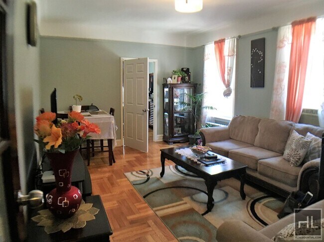 Foto del edificio - RENOVATED 3  SUPER HUGE & BRIGHT 3 BEDROOM...