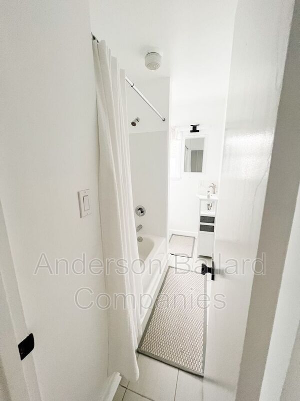Building Photo - 408 Monterey Ln