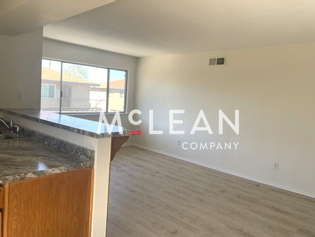 Building Photo - Charming Two Bedroom