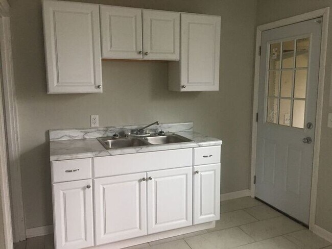 Building Photo - 3 Bedroom Duplex - Old Hickory