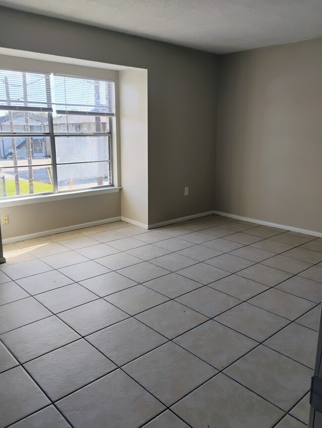 Building Photo - 1120 Shilo Ave