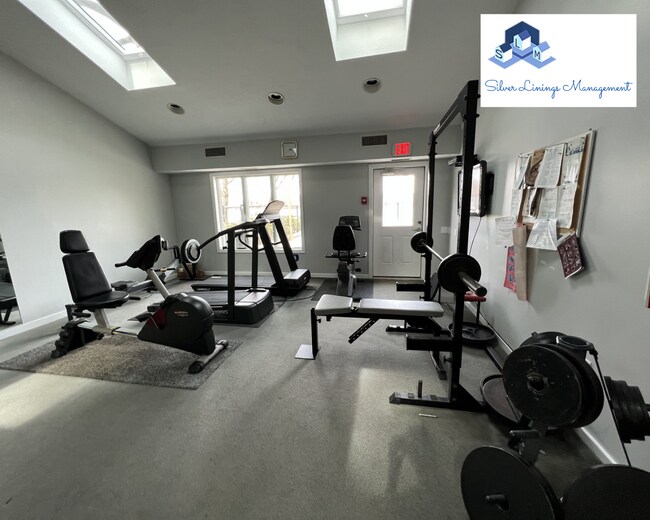 Building Photo - Massive lake front condo with tons of amen...