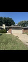 Building Photo - 213 S Lark Ln