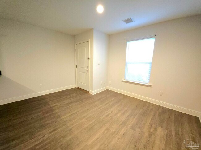 Foto del edificio - 313 N Navy Blvd