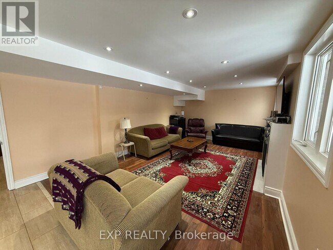 Photo du bâtiment - 67 Ames Crescent