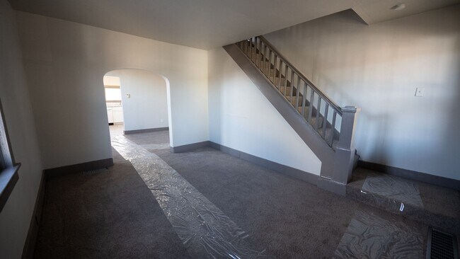 Building Photo - Updated 2 bed/1 bath apartment for rent in...