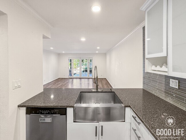 Foto del edificio - Beautiful 1Bd/1Ba Condo Overlooking Stream...