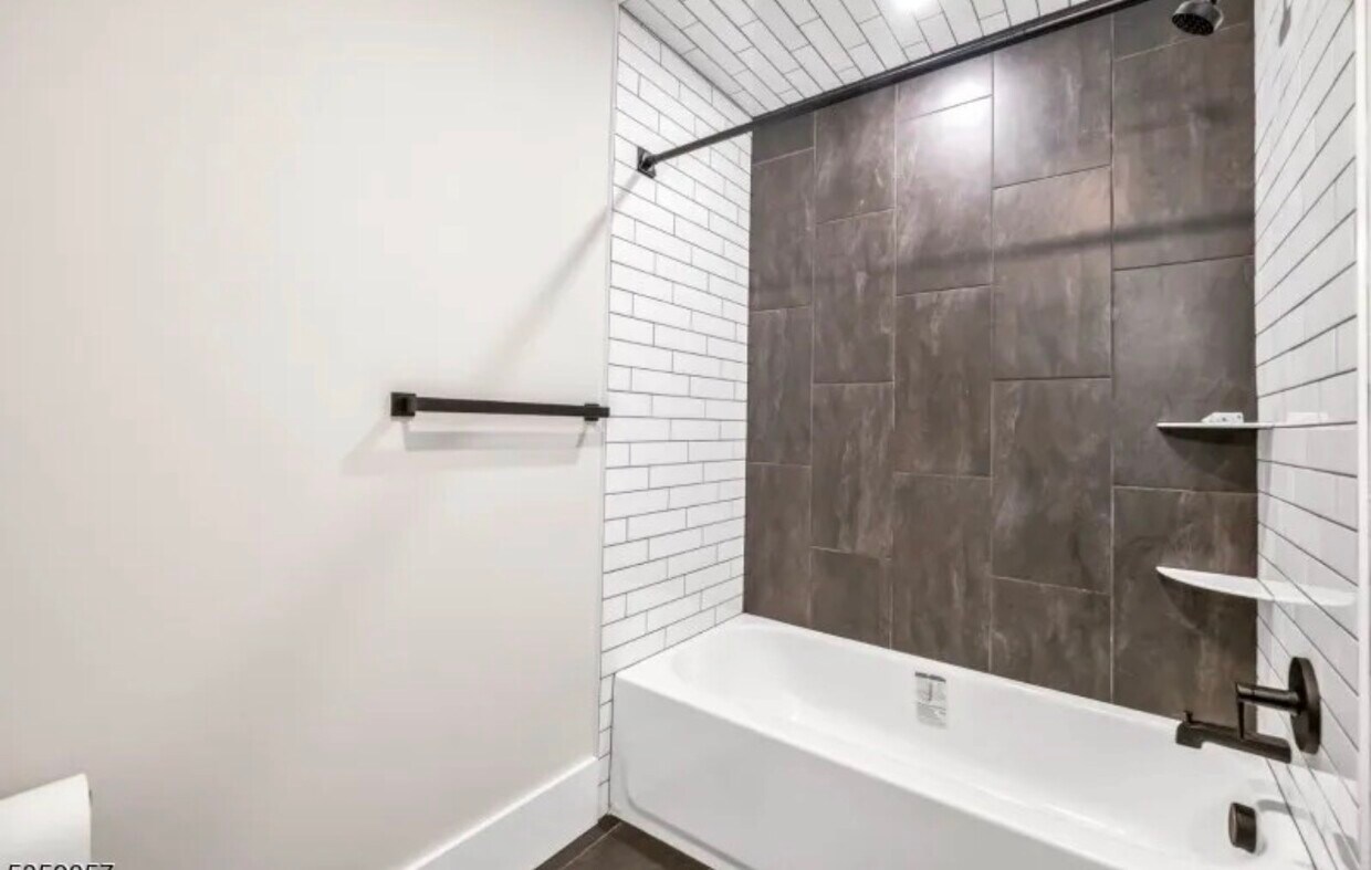 Foto del edificio - 162 Closter Dock Rd