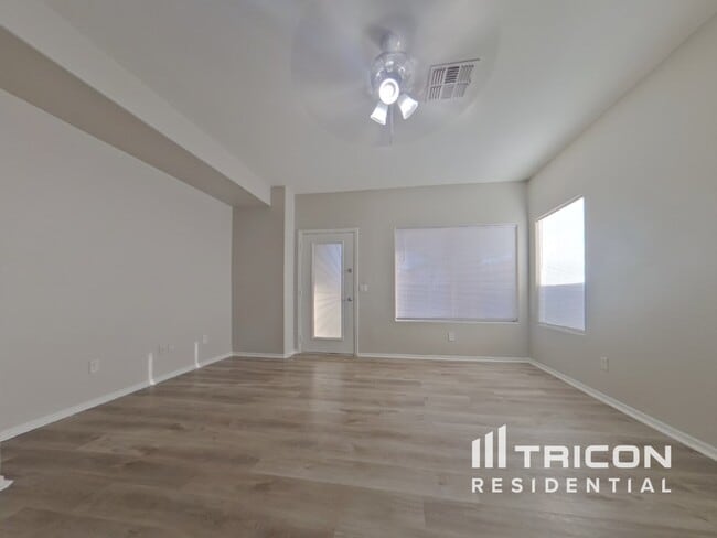Foto del edificio - 12530 W Washington St