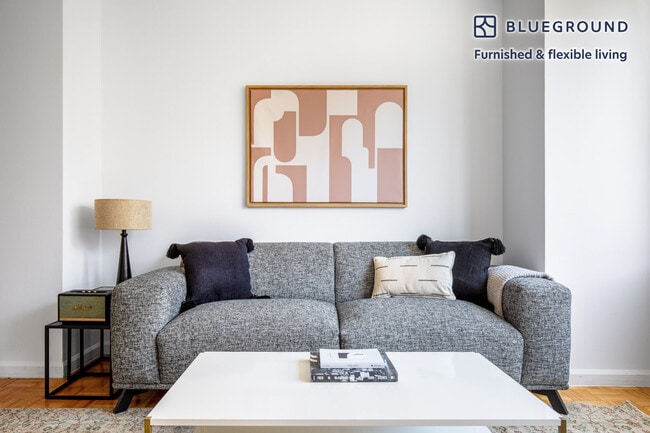 Building Photo - 400 Chambers St