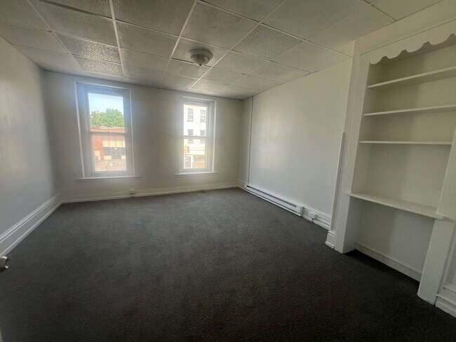 Foto del edificio - 640 W Market St