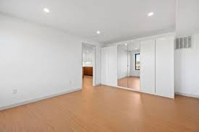 Building Photo - No Brokers Fee, Coolidge Corner Location, Laundry, Parking Elevator in the Building