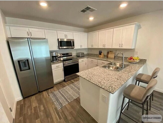 Building Photo - Gorgeous Townhome!