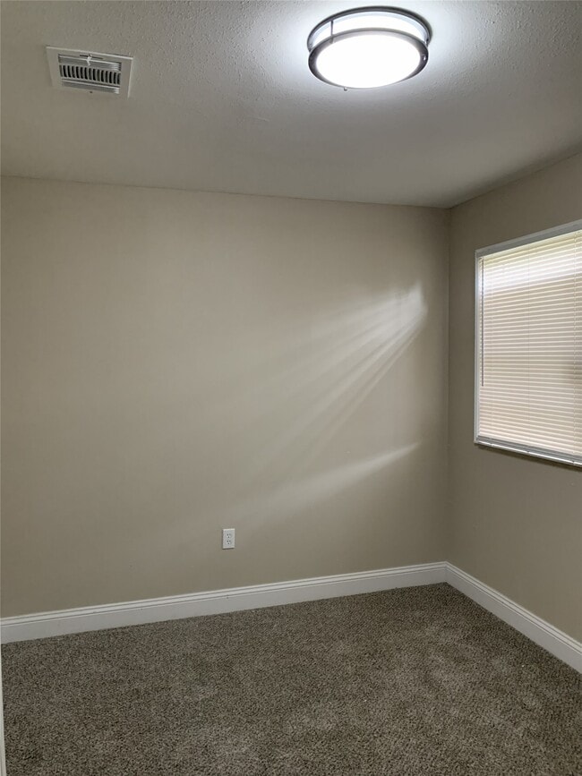 Foto del edificio - 14002 Rosecrest Dr